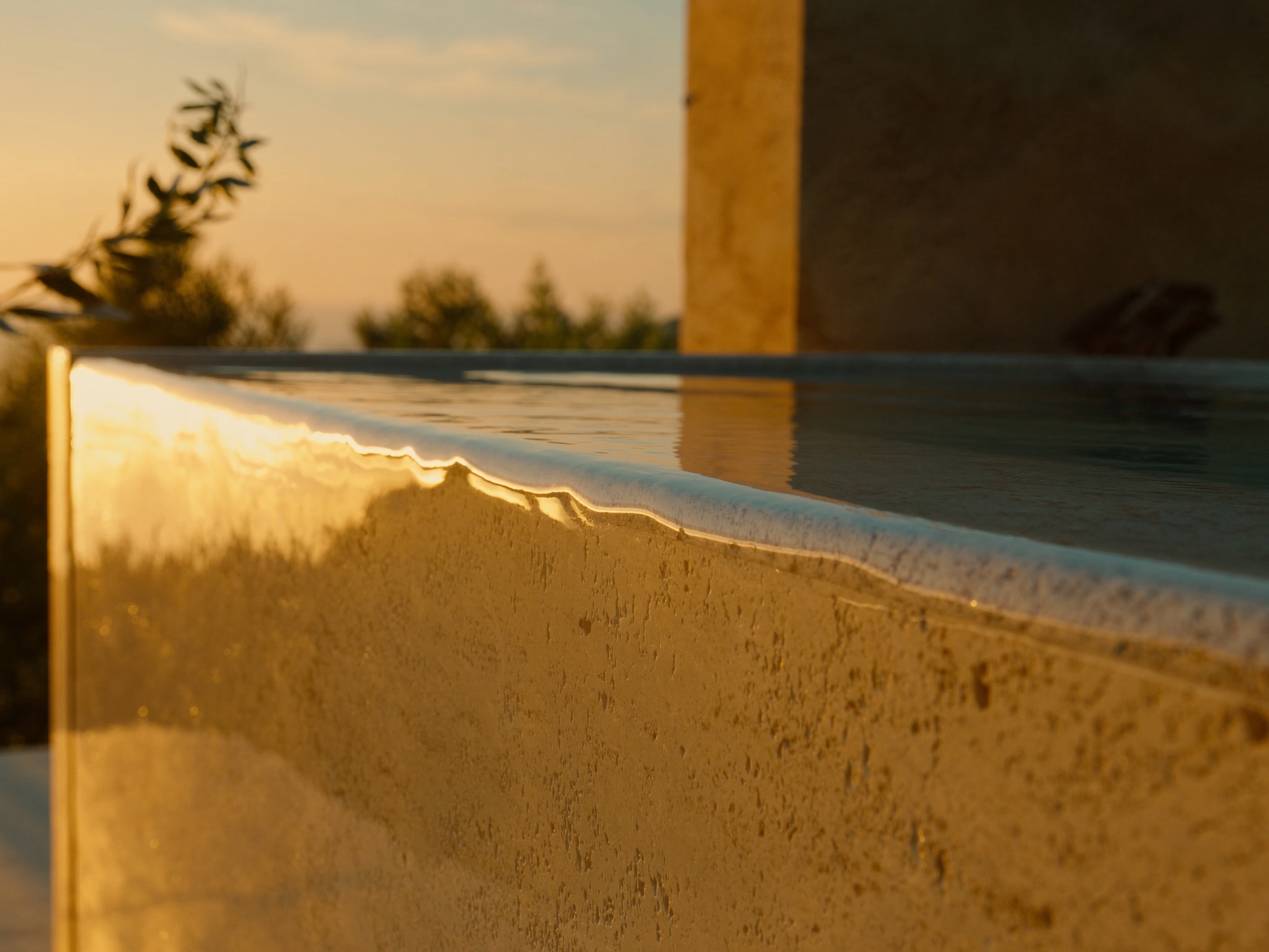 Travertin-Poolterrasse im Abendlicht