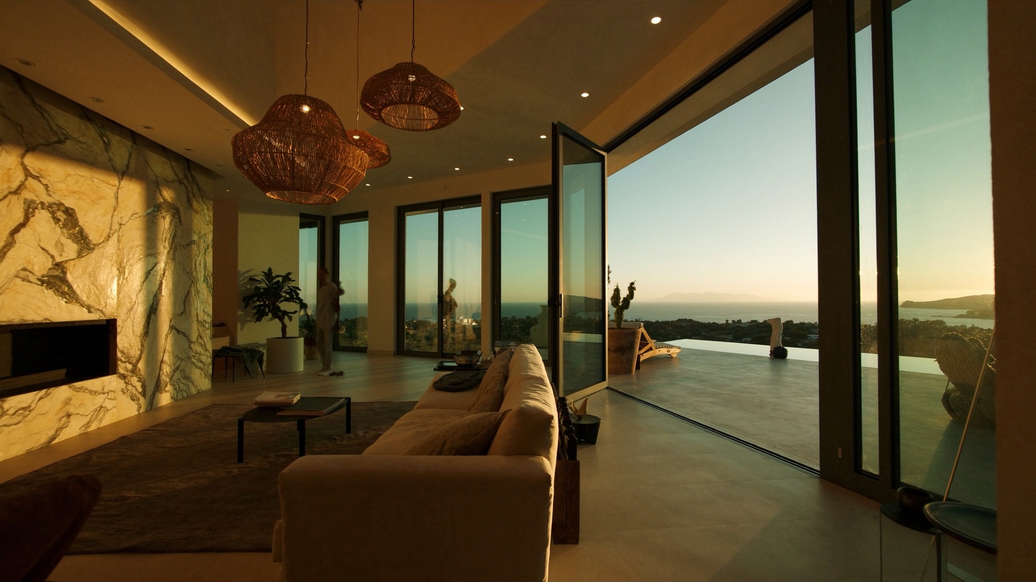Warm beleuchtetes Interieur einer Villa mit Blick auf das Meer